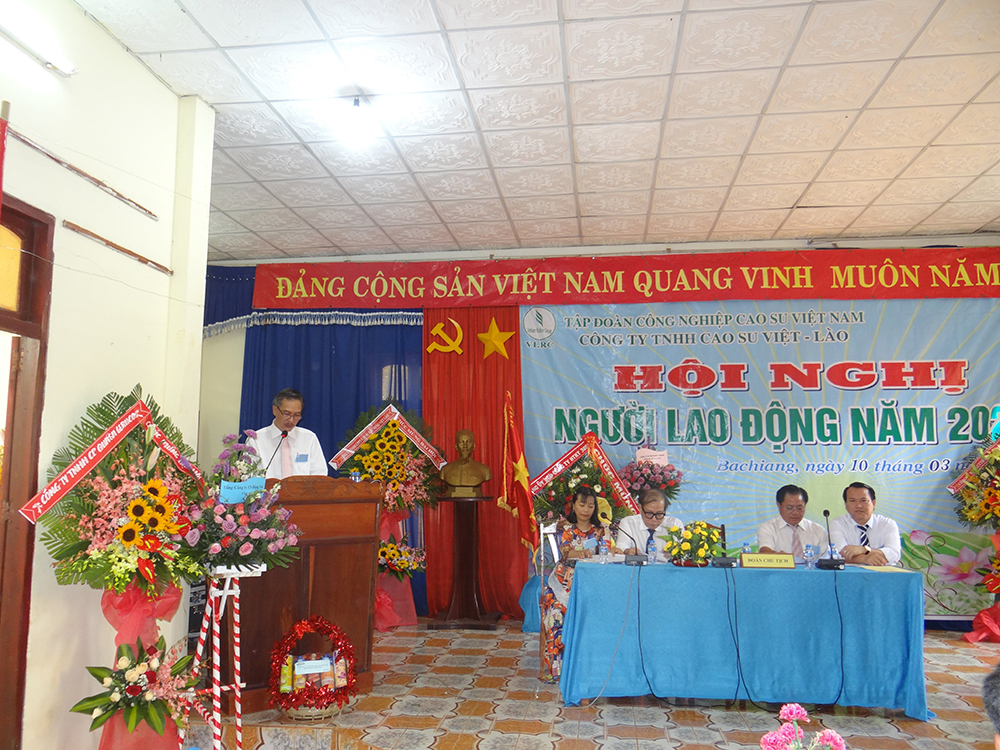Tổng giám đốc cty tnhh cao su Việt Lào phát biểu diễn văn khai mạc hội nghị